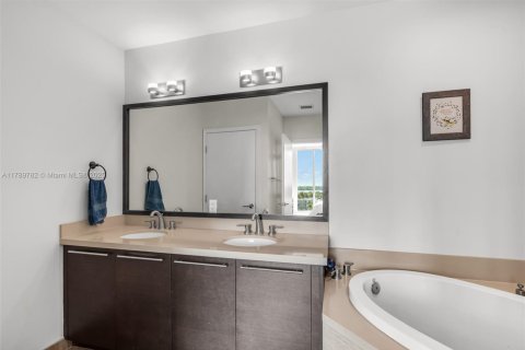 Condo in North Bay Village, Florida, 3 bedrooms  № 1647522 - photo 23