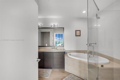 Condo in North Bay Village, Florida, 3 bedrooms  № 1647522 - photo 21