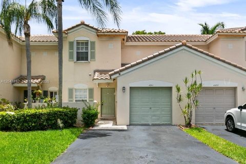 Adosado en Dania Beach, Florida 3 dormitorios, 151.71 m2 № 2262771