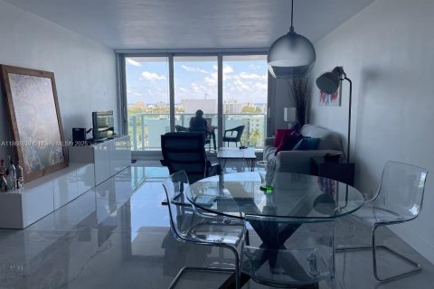 Condominio en alquiler en Miami Beach, Florida, 1 dormitorio, 79.15 m2 № 1896494 - foto 2