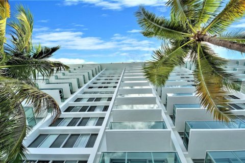 Condominio en alquiler en Miami Beach, Florida, 1 dormitorio, 79.15 m2 № 1896494 - foto 1