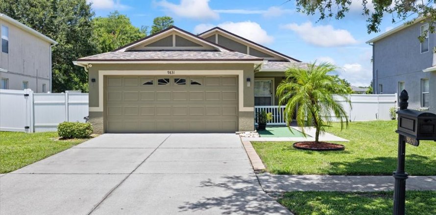 House in Land O' Lakes, Florida 4 bedrooms, 137.03 sq.m. № 1803463