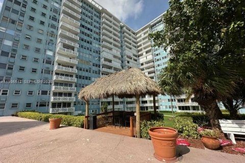 Condominio en venta en Fort Lauderdale, Florida, 1 dormitorio, 69.68 m2 № 2088451 - foto 24