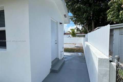 Casa en alquiler en Hollywood, Florida, 5 dormitorios, 213.12 m2 № 2086175 - foto 24