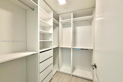 Condo in Miami, Florida, 2 bedrooms  № 2370011 - photo 13