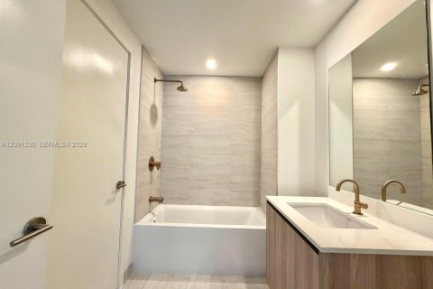 Condo in Miami, Florida, 2 bedrooms  № 2370011 - photo 14