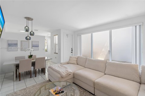 Touwnhouse à louer à Hollywood, Floride: 2 chambres, 130.43 m2 № 2172421 - photo 9