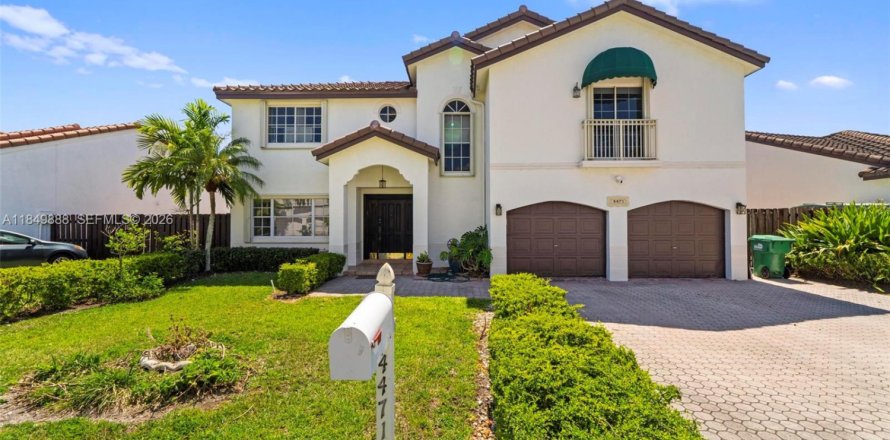 House in Miami, Florida 4 bedrooms, 193.79 sq.m. № 2018183