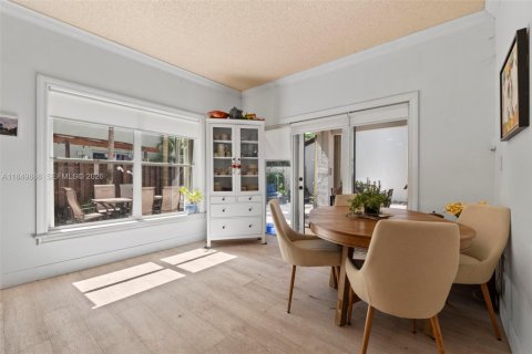 House in Miami, Florida 4 bedrooms, 193.79 sq.m. № 2018183 - photo 8