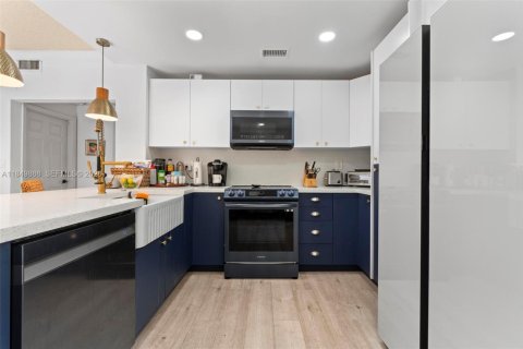 House in Miami, Florida 4 bedrooms, 193.79 sq.m. № 2018183 - photo 10