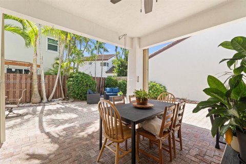 House in Miami, Florida 4 bedrooms, 193.79 sq.m. № 2018183 - photo 11