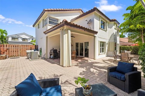 House in Miami, Florida 4 bedrooms, 193.79 sq.m. № 2018183 - photo 12