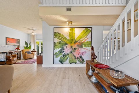 House in Miami, Florida 4 bedrooms, 193.79 sq.m. № 2018183 - photo 4