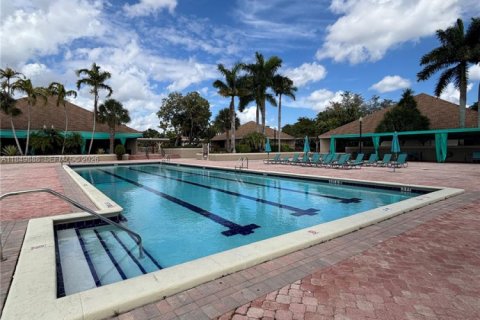 House in Miami, Florida 4 bedrooms, 193.79 sq.m. № 2018183 - photo 20