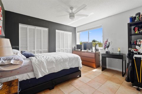 House in Miami, Florida 4 bedrooms, 193.79 sq.m. № 2018183 - photo 17