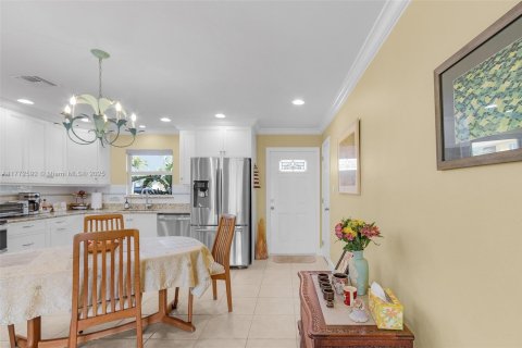 Commercial property in Cape Coral, Florida 146.32 sq.m. № 1935870 - photo 14