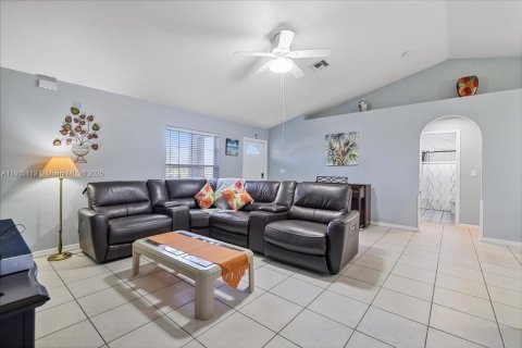 Снять в аренду виллу или дом в Кейп-Корал, Флорида 3 спальни, № 1957716 - фото 5