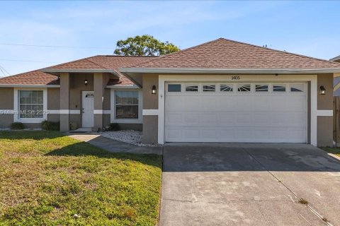 Снять в аренду виллу или дом в Кейп-Корал, Флорида 3 спальни, № 1957716 - фото 1