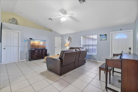 Снять в аренду виллу или дом в Кейп-Корал, Флорида 3 спальни, № 1957716 - фото 4