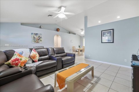 Снять в аренду виллу или дом в Кейп-Корал, Флорида 3 спальни, № 1957716 - фото 6