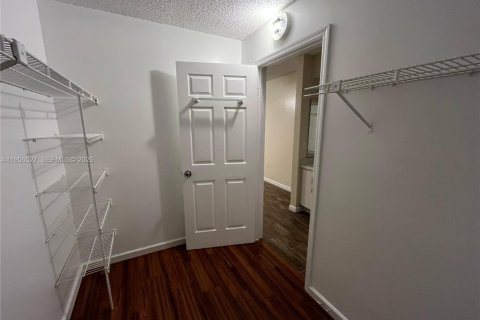 Condominio en alquiler en Miami, Florida, 2 dormitorios, 98.48 m2 № 2010423 - foto 18