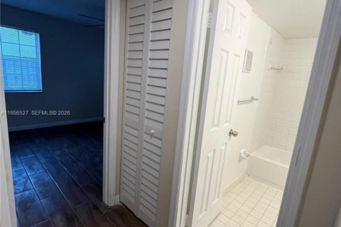 Condominio en alquiler en Miami, Florida, 2 dormitorios, 98.48 m2 № 2010423 - foto 19