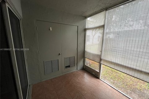 Condominio en alquiler en Miami, Florida, 2 dormitorios, 98.48 m2 № 2010423 - foto 23