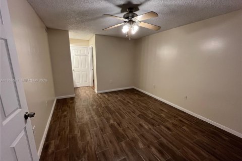 Condominio en alquiler en Miami, Florida, 2 dormitorios, 98.48 m2 № 2010423 - foto 14