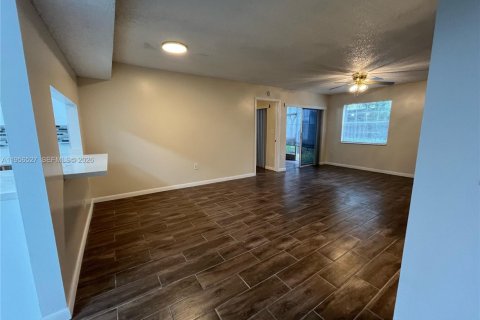 Condominio en alquiler en Miami, Florida, 2 dormitorios, 98.48 m2 № 2010423 - foto 4