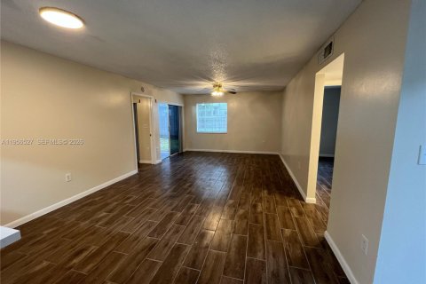 Condominio en alquiler en Miami, Florida, 2 dormitorios, 98.48 m2 № 2010423 - foto 5