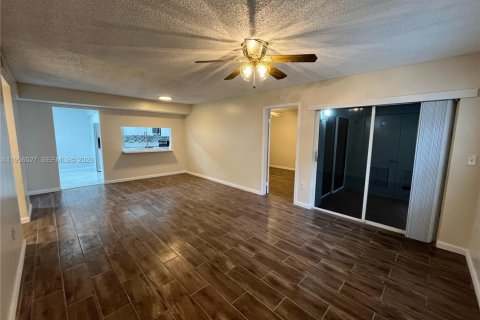 Condominio en alquiler en Miami, Florida, 2 dormitorios, 98.48 m2 № 2010423 - foto 12