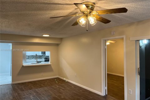 Condominio en alquiler en Miami, Florida, 2 dormitorios, 98.48 m2 № 2010423 - foto 11