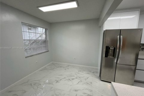 Condominio en alquiler en Miami, Florida, 2 dormitorios, 98.48 m2 № 2010423 - foto 9