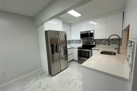 Condominio en alquiler en Miami, Florida, 2 dormitorios, 98.48 m2 № 2010423 - foto 6