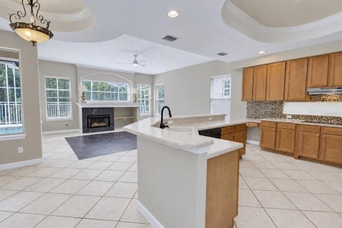 House in Orlando, Florida 4 bedrooms, 305 sq.m. № 2410064 - photo 12