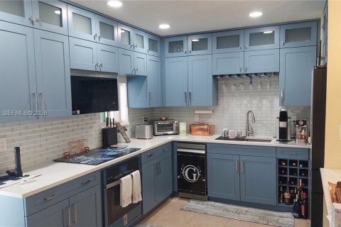 House in Wilton Manors, Florida 3 bedrooms, 115.94 sq.m. № 2066538 - photo 6