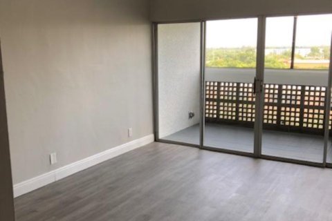 Condo in Lauderhill, Florida, 2 bedrooms  № 976427 - photo 1
