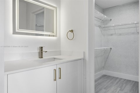 House in Lauderhill, Florida 3 bedrooms, 154.78 sq.m. № 1956229 - photo 15