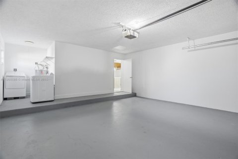 House in Lauderhill, Florida 3 bedrooms, 154.78 sq.m. № 1956229 - photo 24