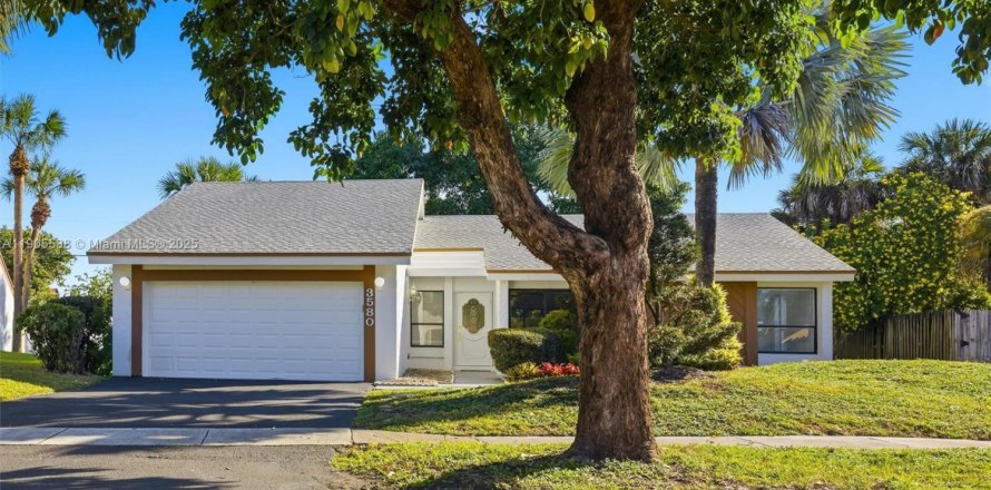 House in Lauderhill, Florida 3 bedrooms, 154.78 sq.m. № 1956229