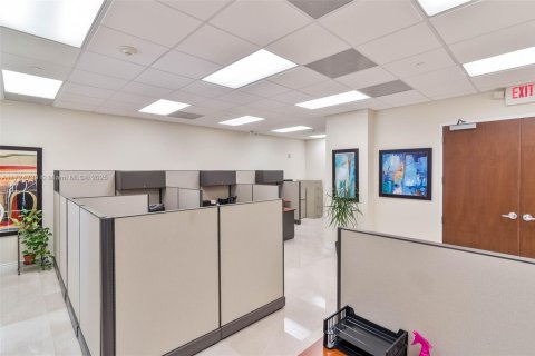 Commercial property in Coral Gables, Florida № 1479762 - photo 17