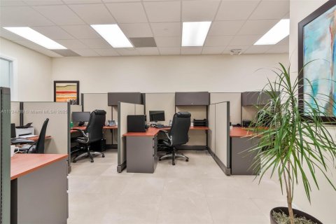 Commercial property in Coral Gables, Florida № 1479762 - photo 16