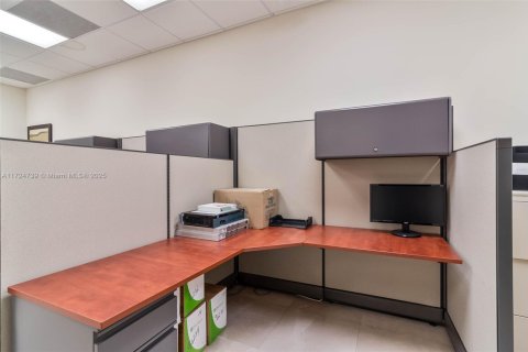 Commercial property in Coral Gables, Florida № 1479762 - photo 13