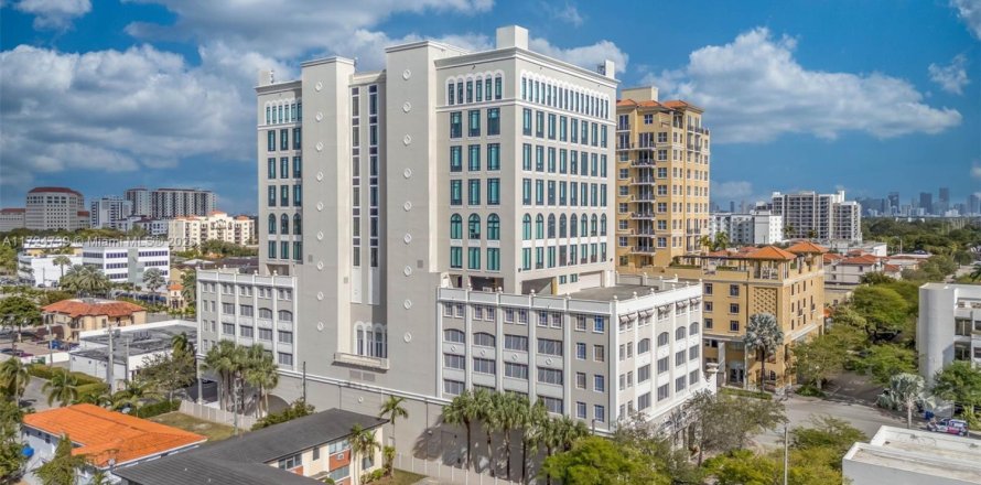 Commercial property in Coral Gables, Florida № 1479762