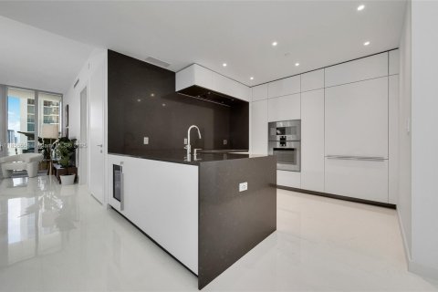 Condo in Miami, Florida, 2 bedrooms  № 1888889 - photo 12
