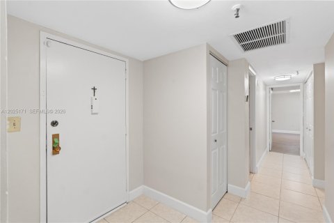 Купить кондоминиум в Майами, Флорида 2 спальни, 113.53м2, № 2089419 - фото 26