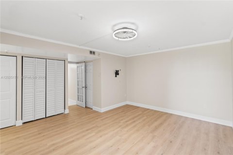 Купить кондоминиум в Майами, Флорида 2 спальни, 113.53м2, № 2089419 - фото 13