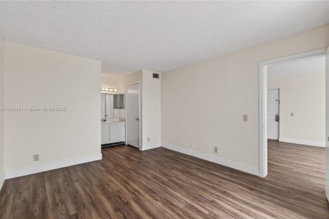 Condo in West Palm Beach, Florida, 1 bedroom  № 1836695 - photo 24