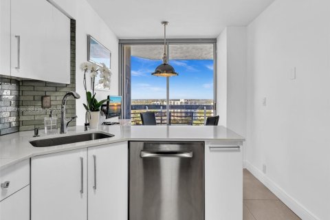 Condo in Aventura, Florida, 2 bedrooms  № 2000931 - photo 15