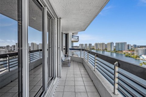 Condo in Aventura, Florida, 2 bedrooms  № 2000931 - photo 8